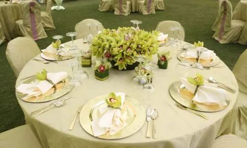 Day wedding table décor with tulip flowers at Grand Mantram Resort, a luxury wedding resort in Gurgaon